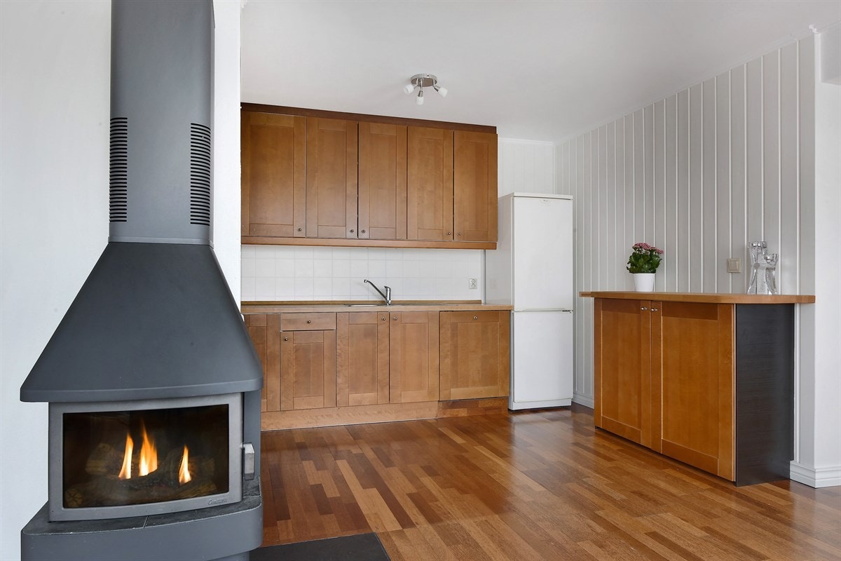 Videre er kjøkkenet utstyrt med komfyr, kombinert kjøl/frys, oppvaskmaskin og ventilator. Alle hvitevarer på kjøkken medfølger i handelen. Galleribilde