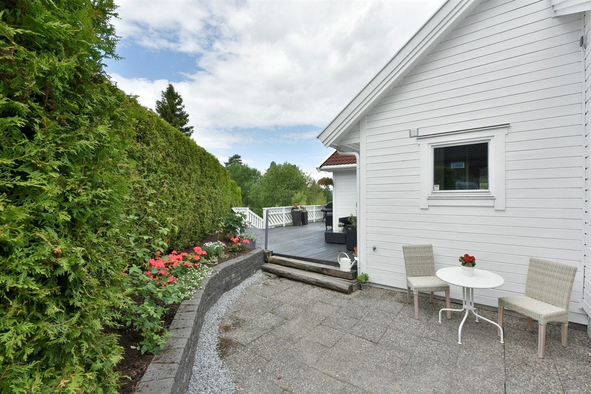 Eiendommen ligger høyt og fritt i et etterspurt og meget barnevennlig boligområde på Konnerud, i Drammen kommune, med kort gangavstand til skoler, flere barnehager, butikker og gode servicetilbud. Galleribilde