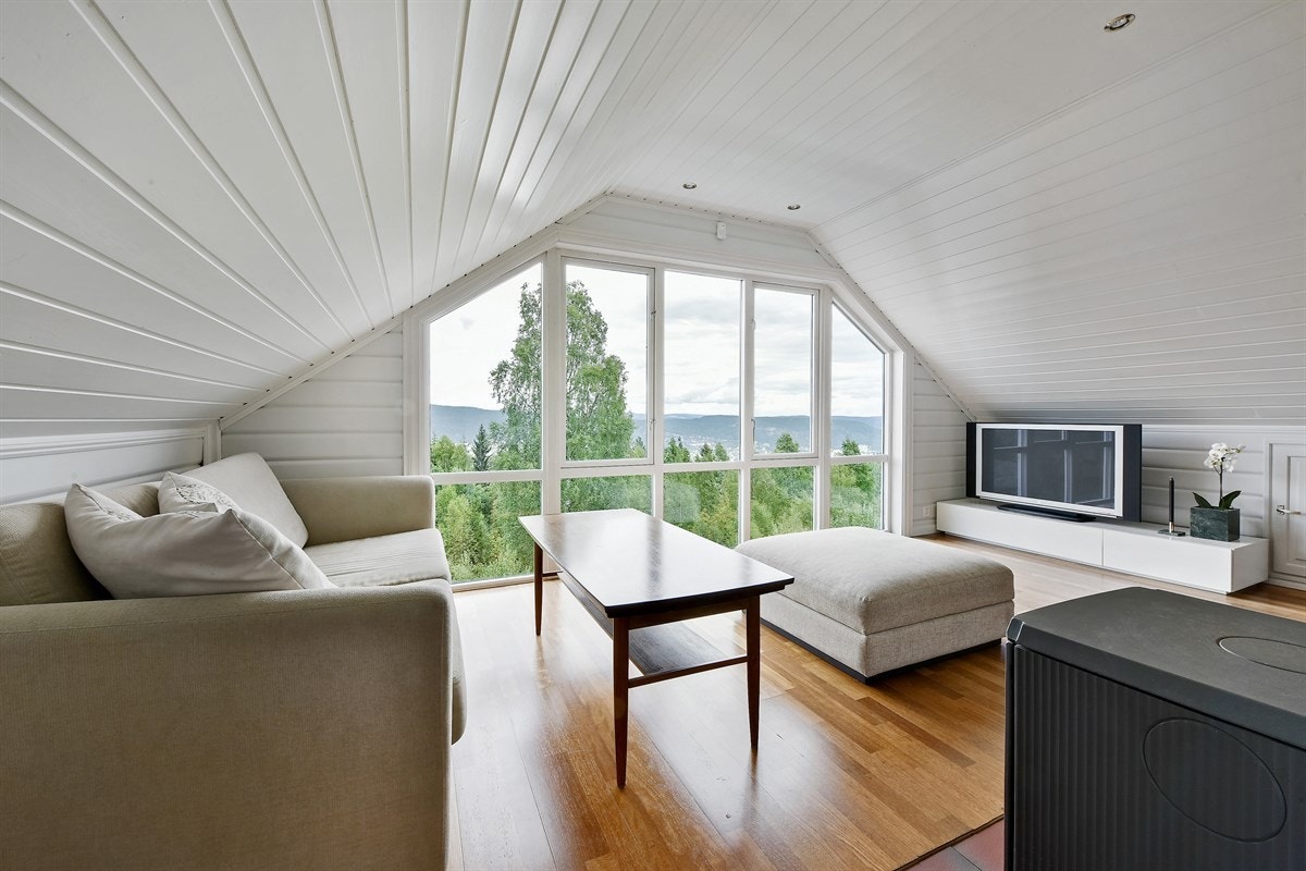 Loftstuen har god plass for sofa og tv-løsning, noe som gir ekstra spillerom og privatliv for barnefamilier. Galleribilde
