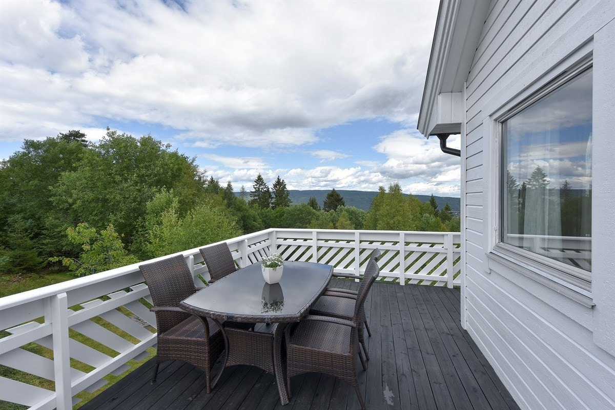 Videre har terrassen god plass for flere hyggelige sittegrupper. Galleribilde