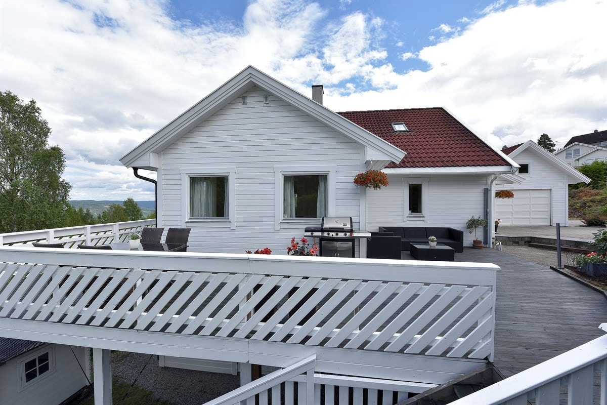 Solrik terrasse med fantastisk utsikt. Galleribilde