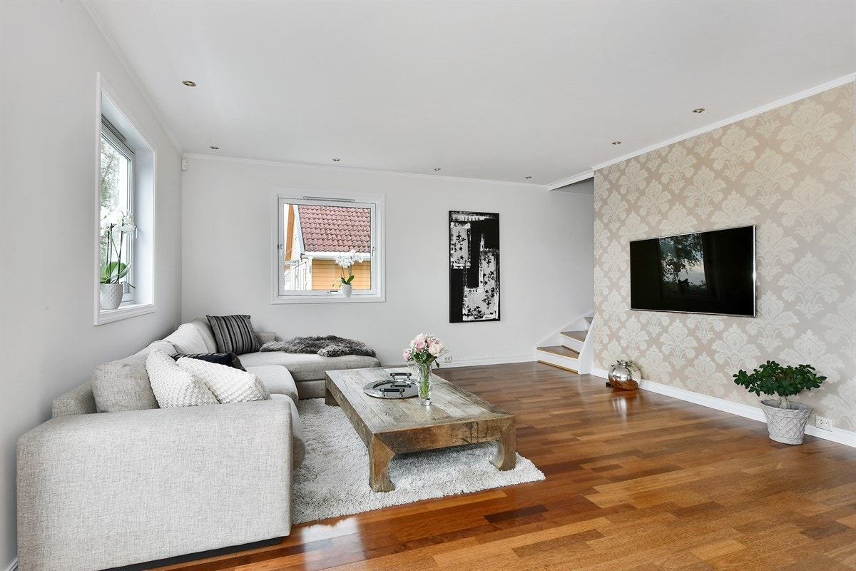 Stuen har parkett på gulv, downlights i himling og utgang til den store terrassen. Galleribilde