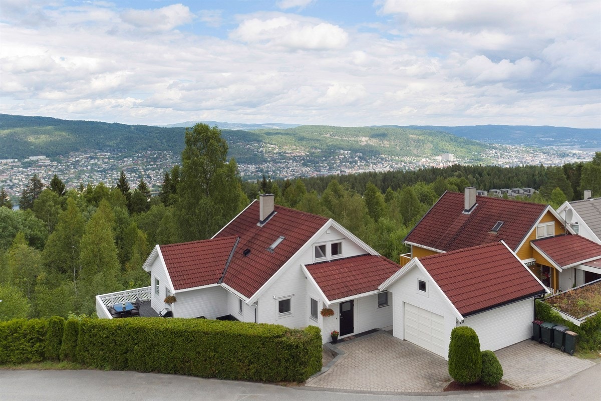 Privatmegleren ved John Granly Steen og Jørgen Braathen Becher har gleden av å presentere denne innholdsrik bolig over 2 plan i rolig blindvei beliggende på Konnerud i Drammen. Boligen har fantastisk utsikt fra solrik terrasse. Galleribilde