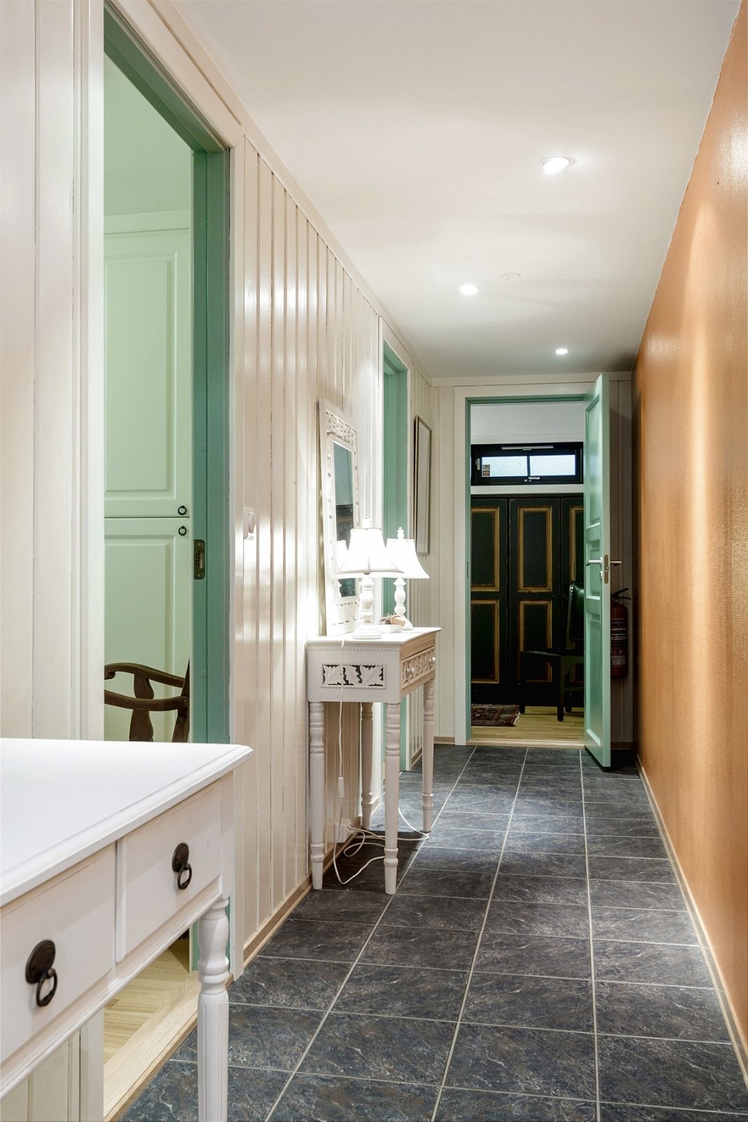 Gang med varmekabler i gulv og spotter i taket Galleribilde