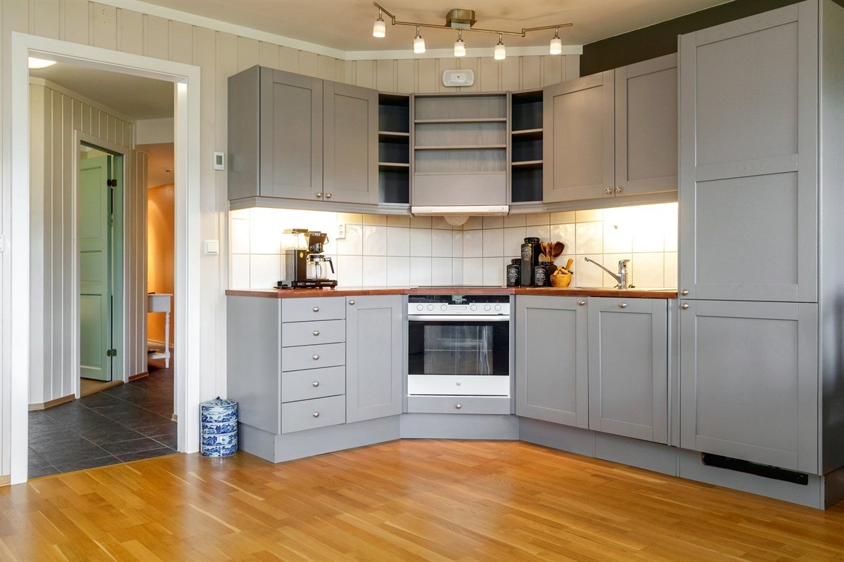 Kjøkken med laminat benkeplate og skapdører i heltre og finer. Galleribilde