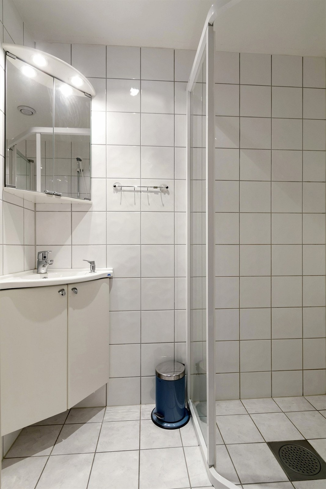 Lekkert bad med varmekabler i gulv og dusjhjørne Galleribilde