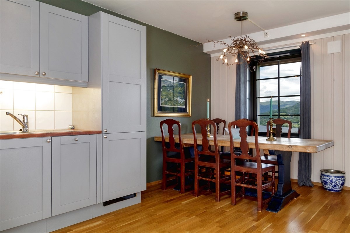 Romslig åpen stue/kjøkkenløsning med god plass til spisebord Galleribilde