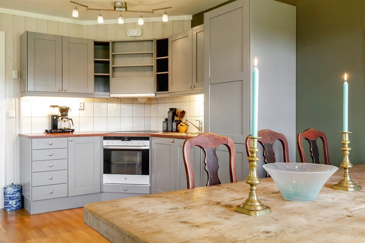 Integrerte hvitevarer og godt med både skap- og benkeplass Galleribilde