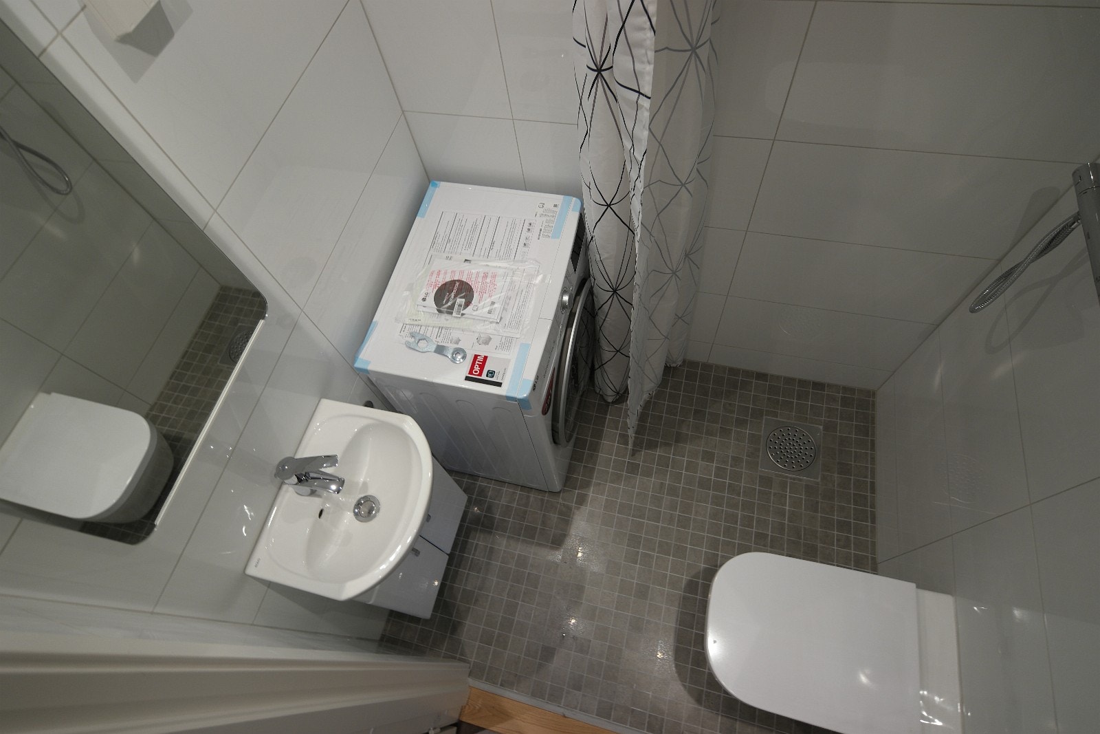 Flislagt bad med varmekabler. Vask&tørk på bildet er ikke inkludert i leien men kan leies for kr 150.- per måned. Galleribilde