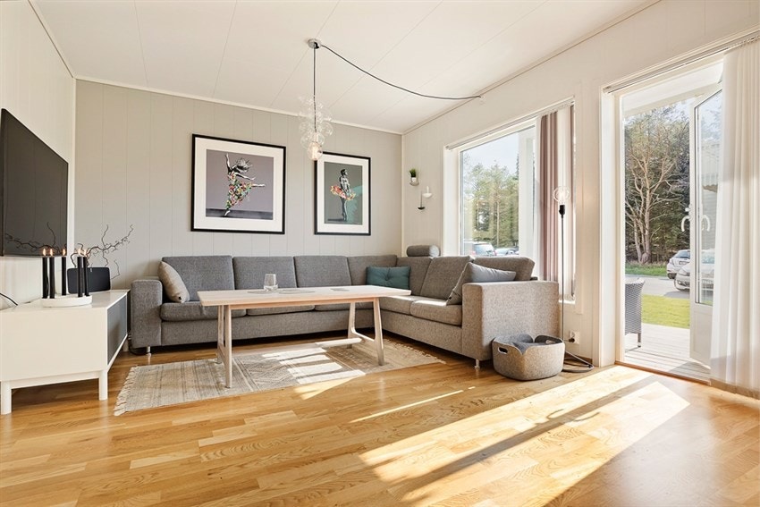 Fra stuen er det utgang til en vestvendt terrasse på 7,1kvm med plass til både utemøbler og grill. Galleribilde