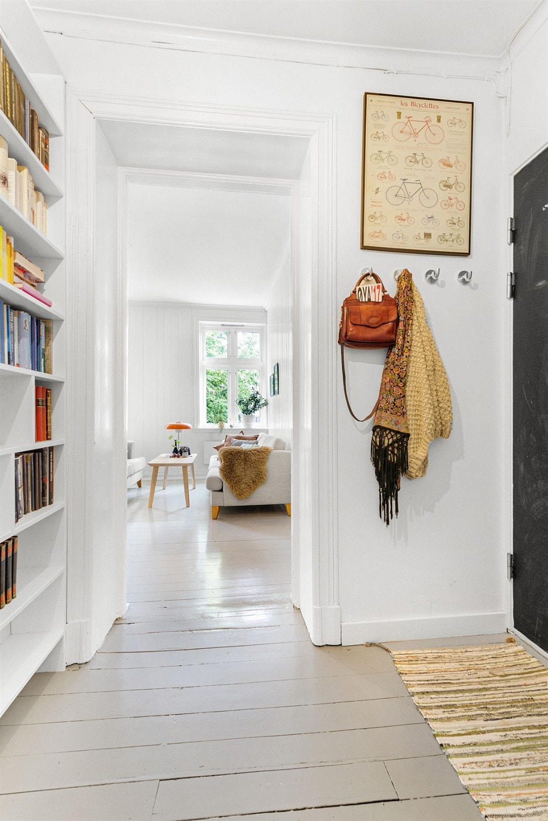 Når du kommer inn i leiligheten får du umiddelbart den hjemmekoselige følelsen. Til venstre er det et garderobeskap til og henge fra seg yttertøy og sette fra seg sko. Galleribilde