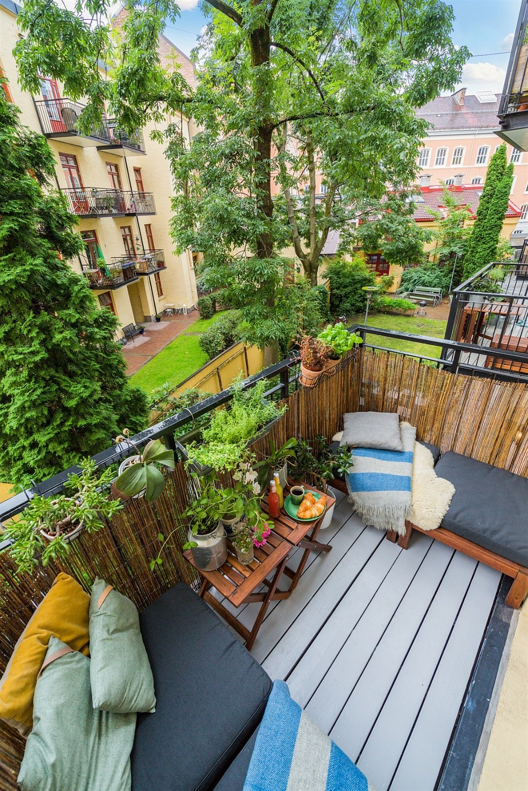 Balkongen vender ut mot den frodige bakgården. Galleribilde