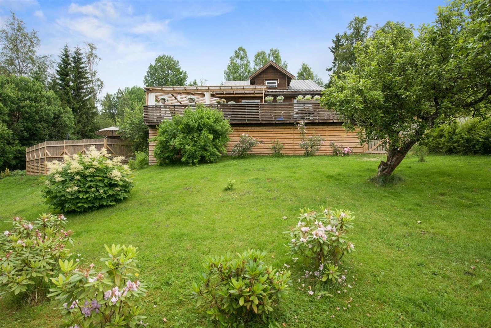 Hagen er frodig med plen, blomster, trær og busker, og med bl.a. rips, bringebær, solbær, rabarbra og jordbær. Galleribilde