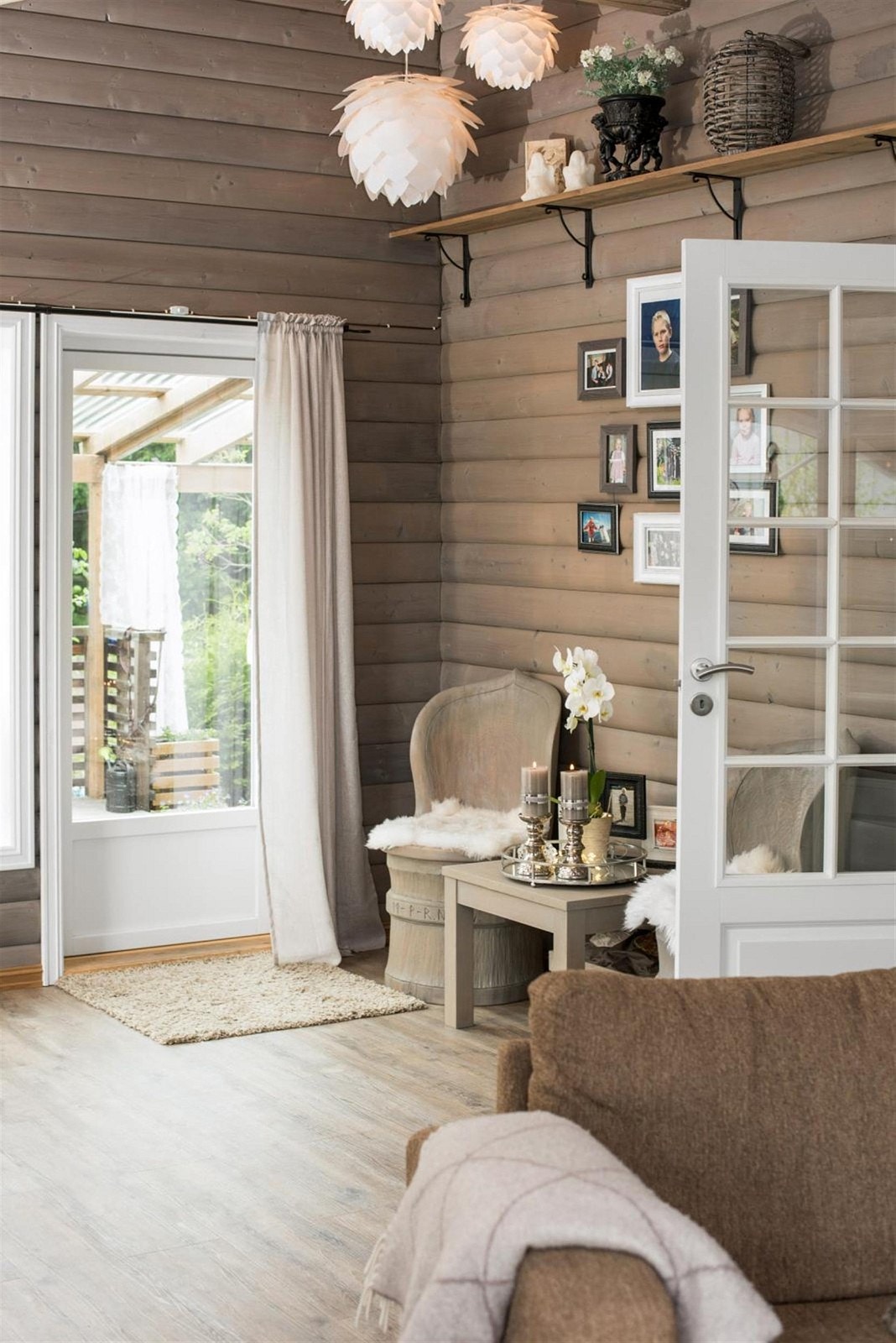 Dør fra stuen og ut til terrasser og uteområder. Galleribilde