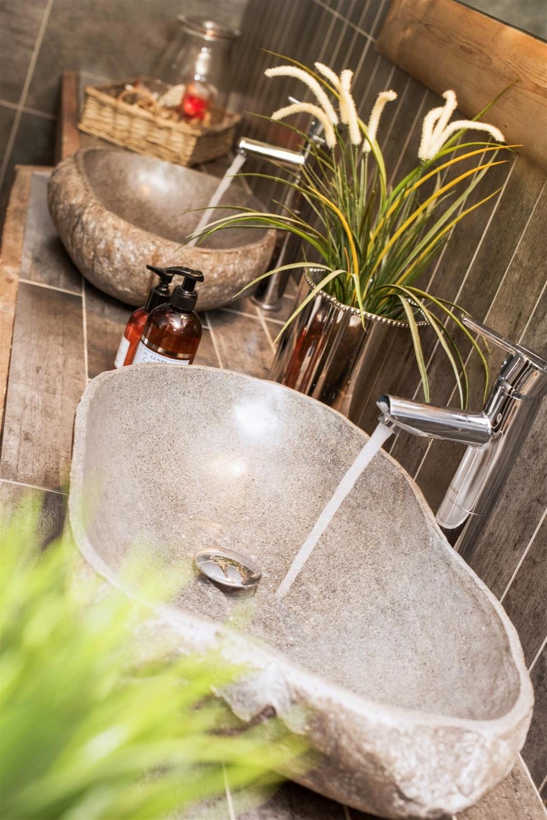 Det er to flotte, påkostede bad i boligen, begge meget særegne. I tillegg er vaskerommet i kjelleretasjen også et fullverdig bad med wc og dusj. Galleribilde