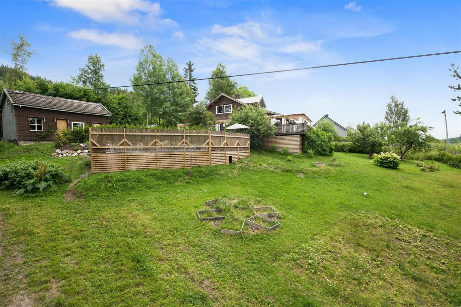 Tomten er godt skjermet og man kan her trekke seg tilbake og nyte stillheten og eiendommens alle kvaliteter. Galleribilde