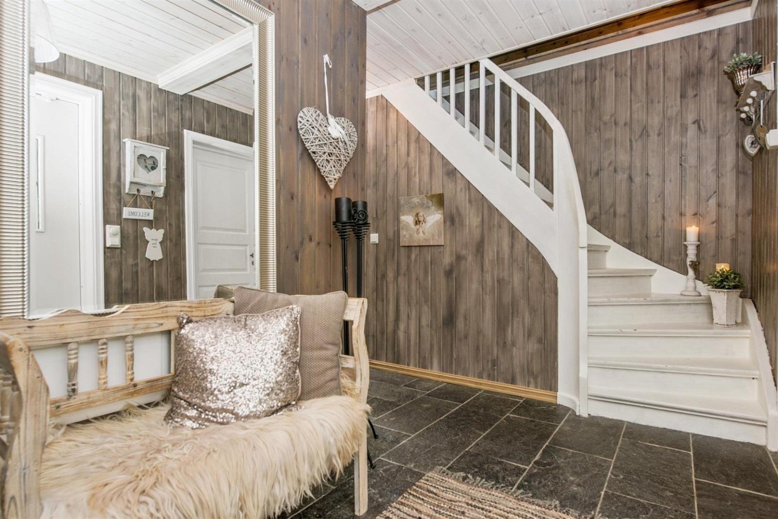 Skiferfliser på gulv og trapp opp til 2.etg. Galleribilde