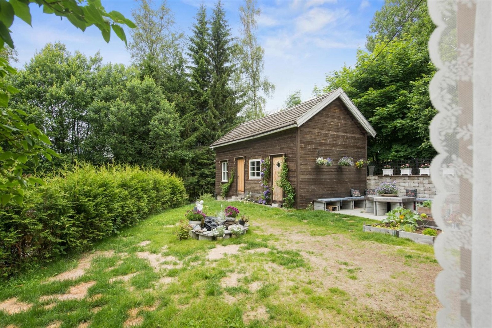 Uthus med et stort rom som pr i dag er innredet som Yoga-rom med en meget god takhøyde og også et bodrom. Galleribilde