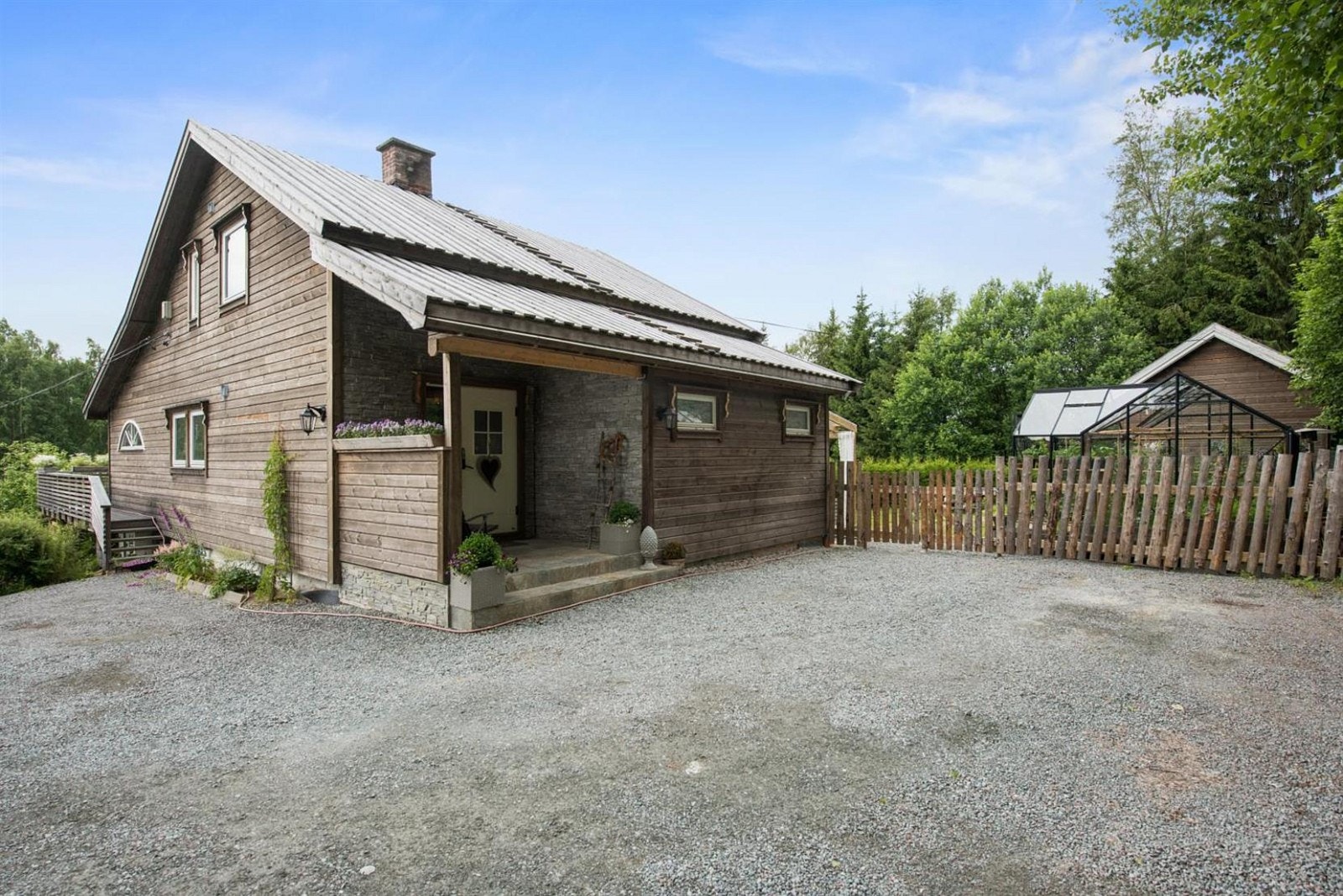 Gruset gårdsplass med parkeringsplass. Galleribilde