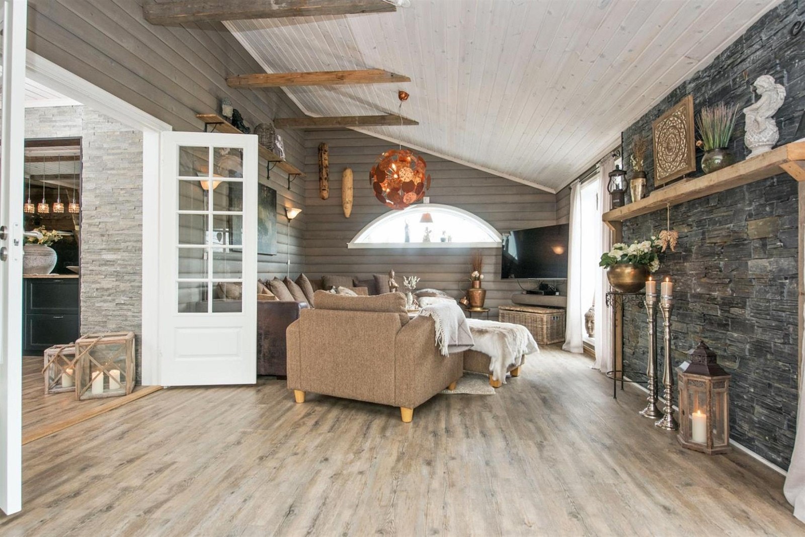 Lun stue i påbygg med en luftig, åpen himling. Galleribilde