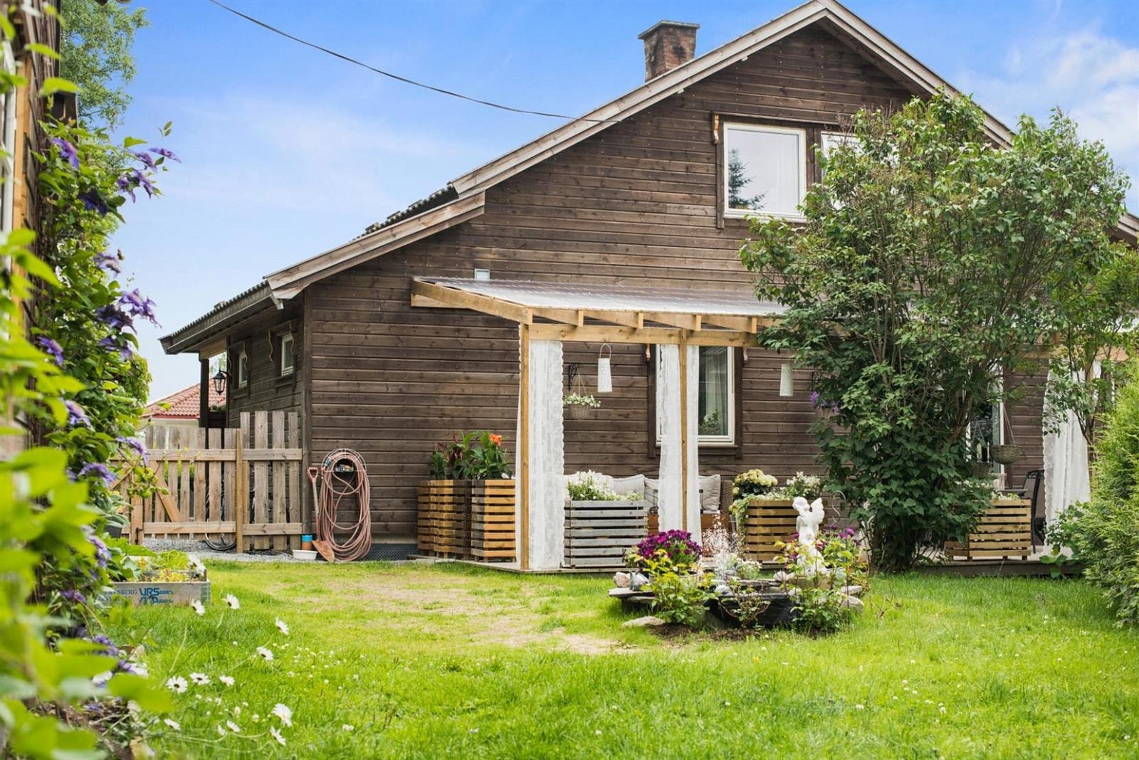 Terrasser og plattinger i vedlikeholdsfritt treverk langs to sider av boligen med flotte uteplasser og med tak over store deler av arealet. Totalt ca 90 m2. Galleribilde