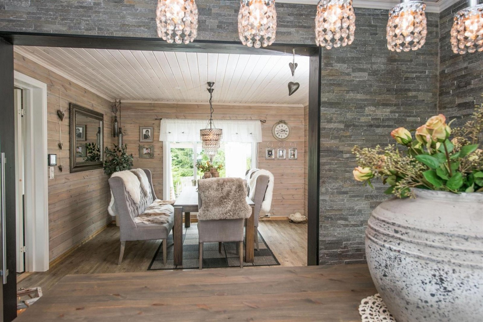 Stor åpning mot den flotte spisestuen og vegg kledd med skiferstein. Galleribilde