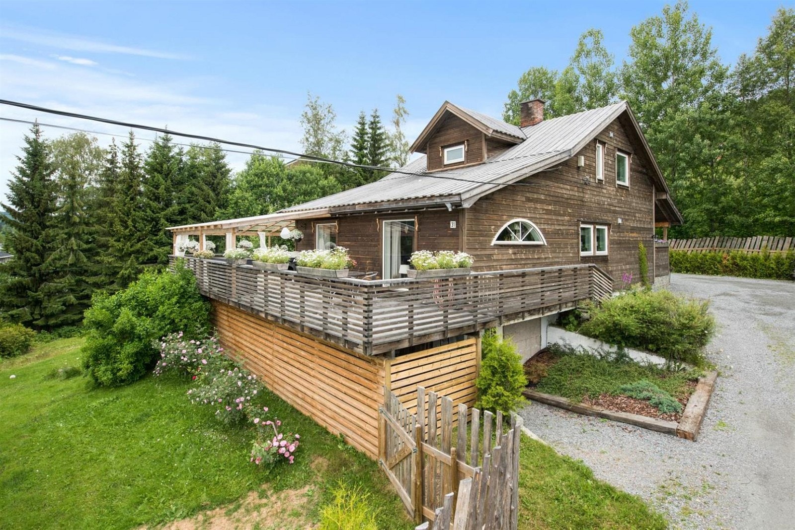 Boligen, uthus og terrasser har vedlikeholdsfrie overflater på både tak og vegger utvendig, med kledning som er behandlet med jernvitrol. Galleribilde