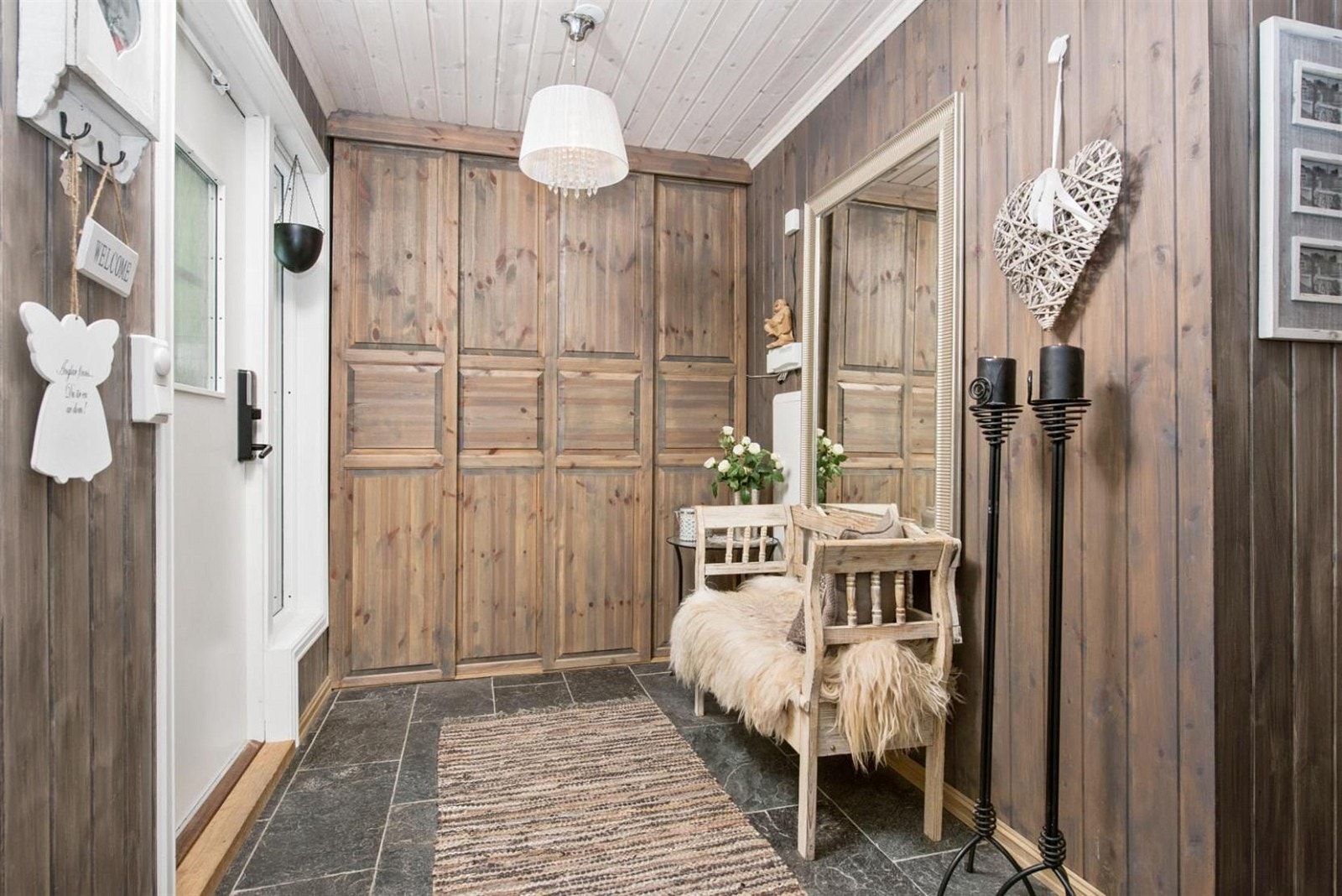 Man kommer først inn i en lekker hall med en plassbygd skyvedørsgarderobe. Galleribilde