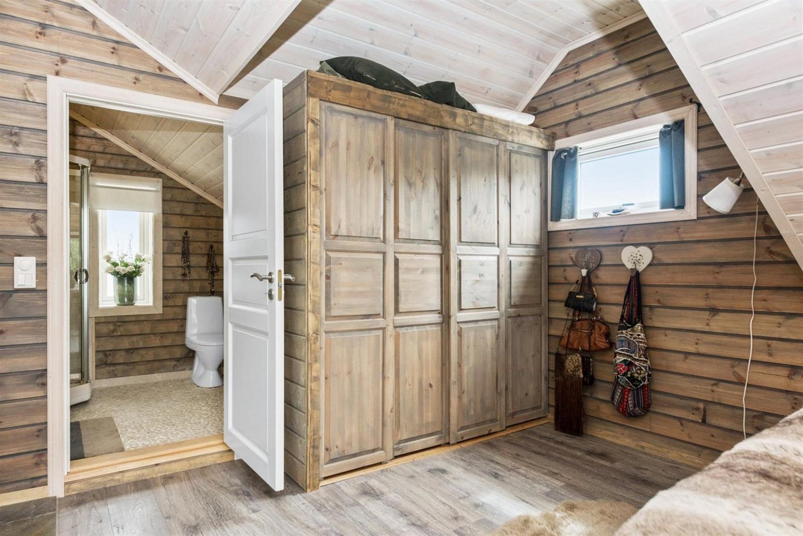 Hovedsoverommet i 2.etg har åpen himling, vinduer på to sider med det ene vinduet i et takoppløft og eget baderom. Galleribilde