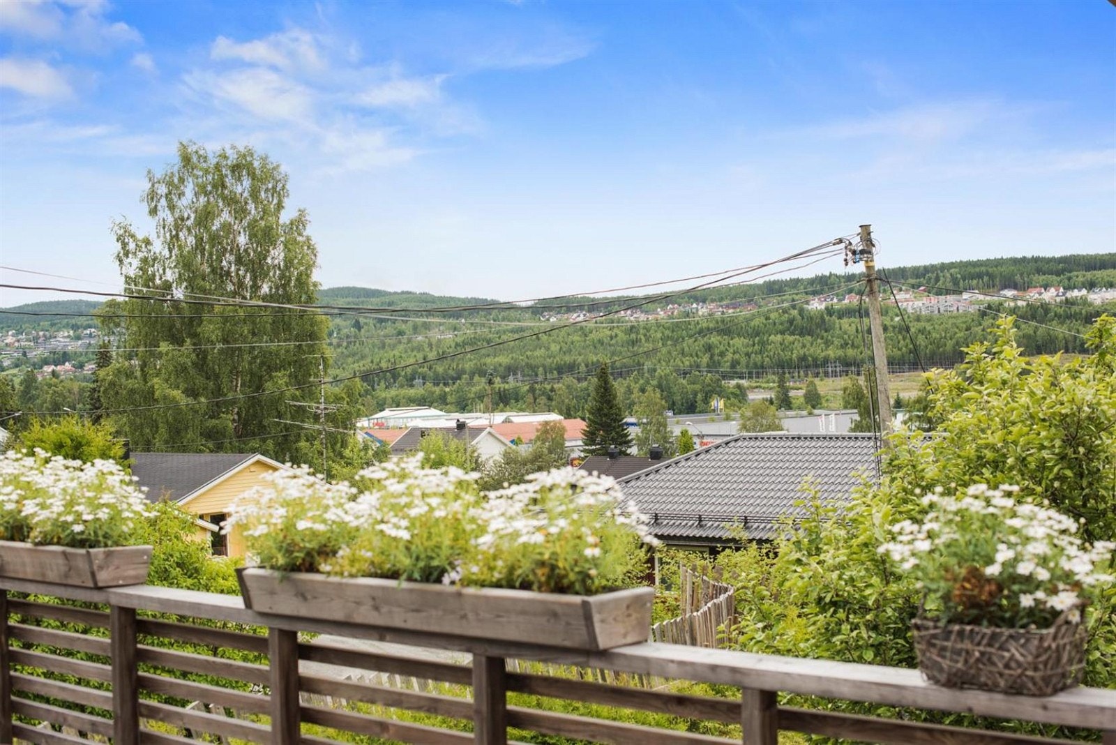 Det er utsikt mot bl.a. Marikollen og Lia fra terrassen. Galleribilde