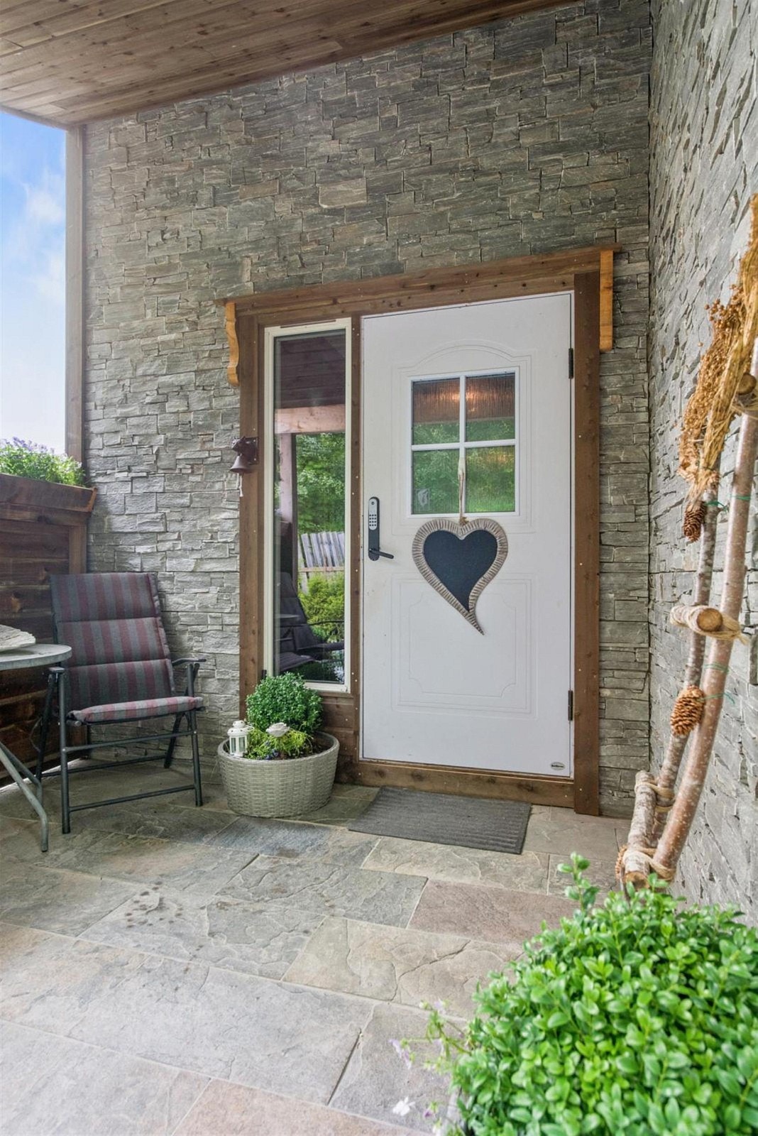 Overbygget inngangsparti - 9 m2 som er belagt med skifer. Galleribilde