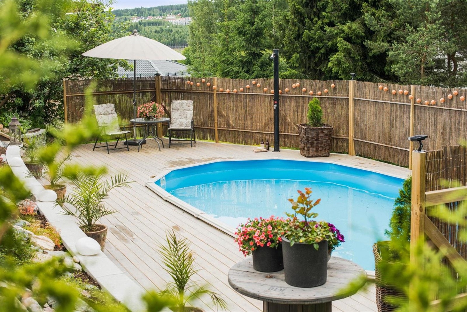 Svømmebasseng fra 2016 på 26 m2, sentralt plassert i hagen med rense- og varmeanlegg via egen varmepumpe. Rundt bassenget er det lagt et impregnert splittgulv. Omkranset av steinbed og et dekorativt gjerde. Galleribilde