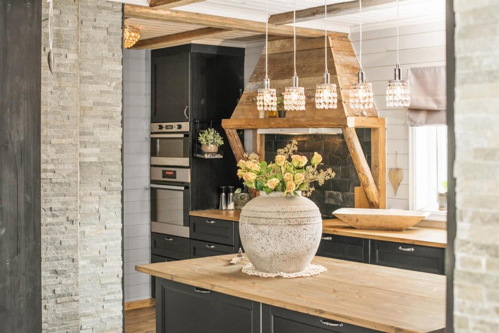 Kjøkkenet er innbydende og praktisk med en meget rikholdig IKEA kjøkkeninnredning. Galleribilde