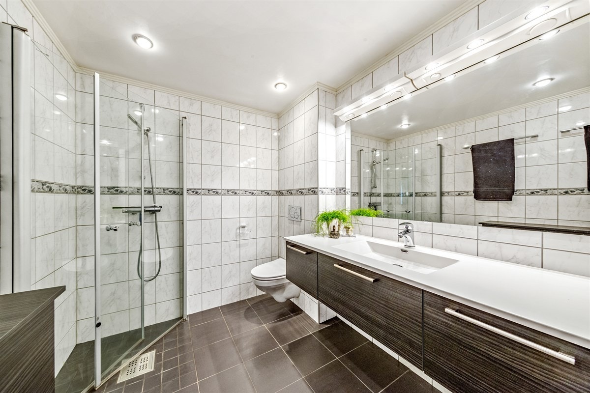 Godt med skap på badet Galleribilde