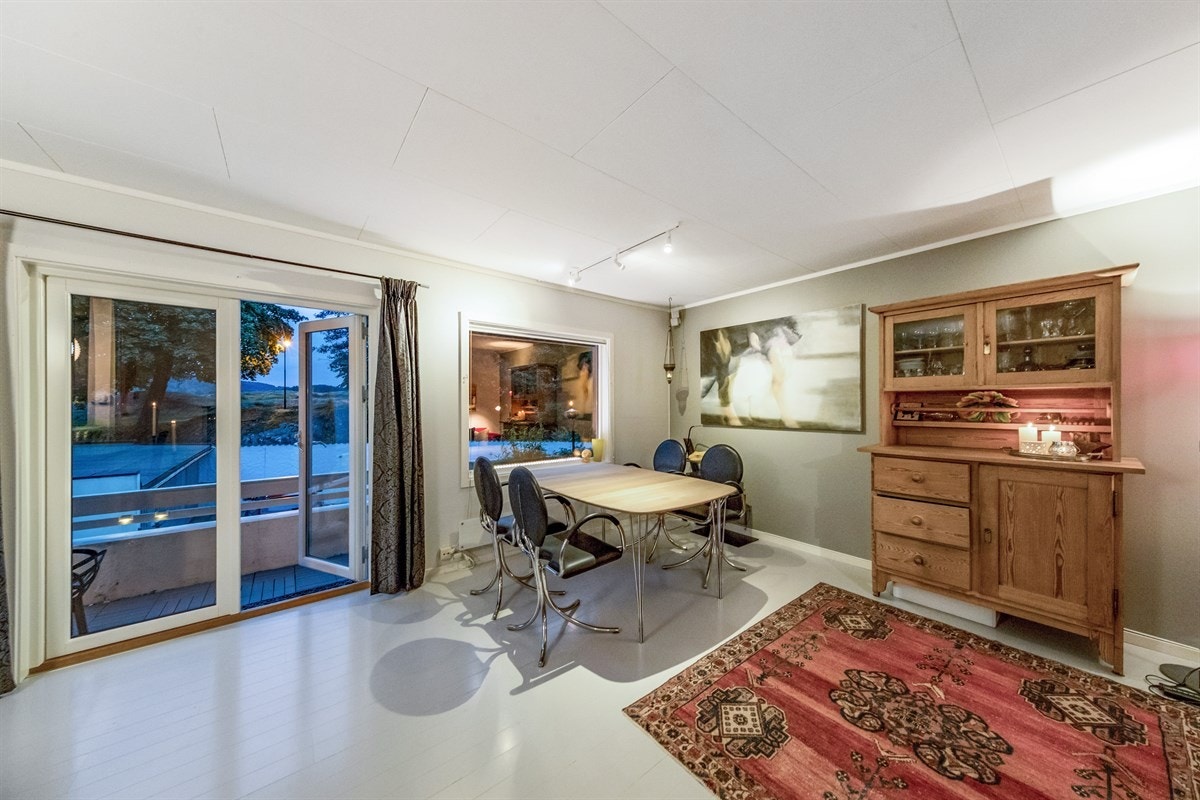 Stue med plass for spisegruppe Galleribilde