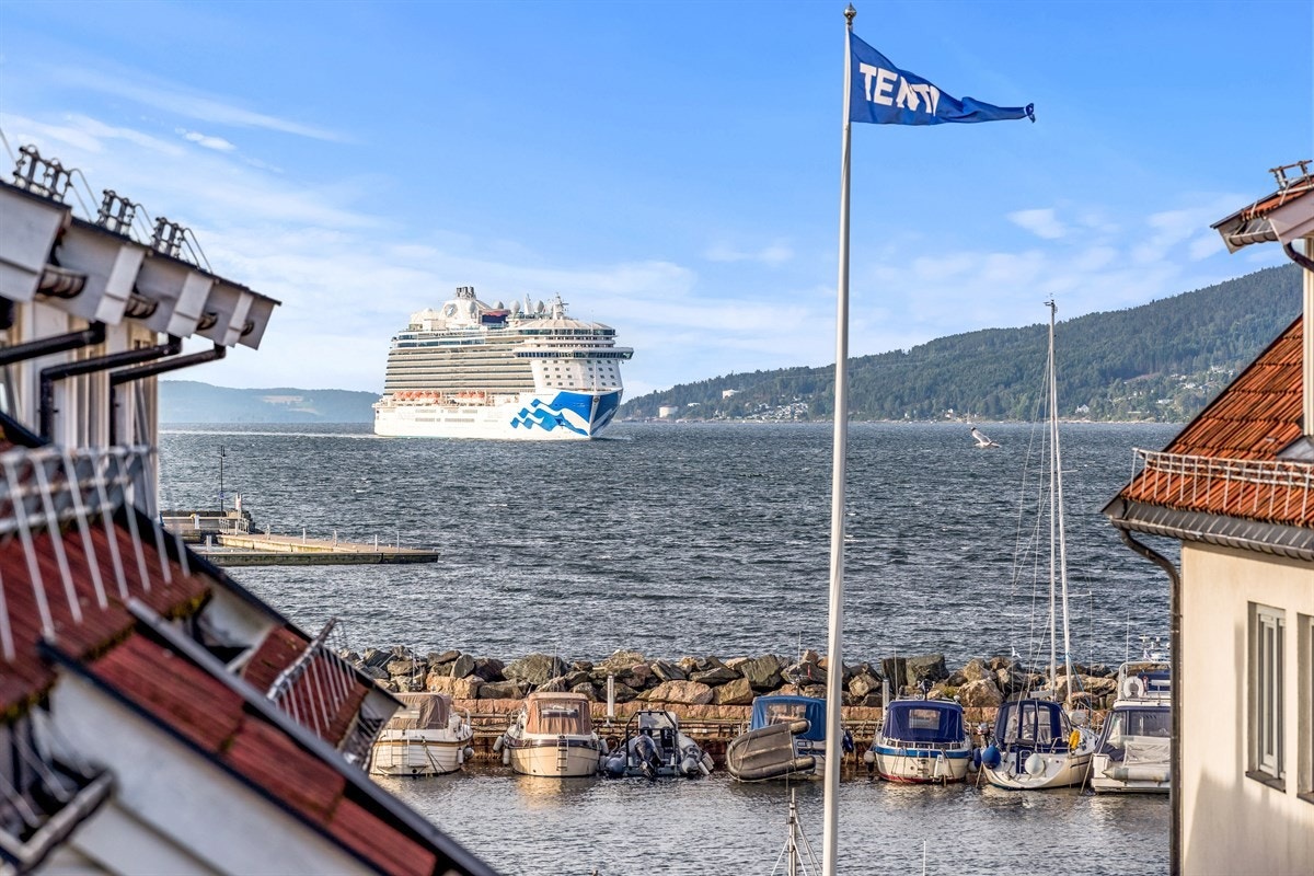 Utsikt mot sjøen, båtliv og Badeparken Galleribilde