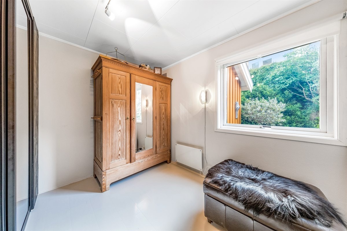 Ett soverom benyttes som garderoberom Galleribilde