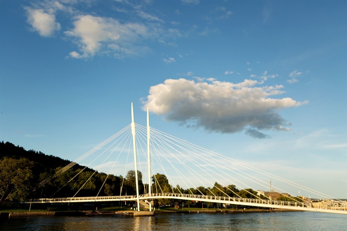 Gang og sykkelbroen Ypsilon er det flott utgangspunkt for fine turer rundt elven. Galleribilde