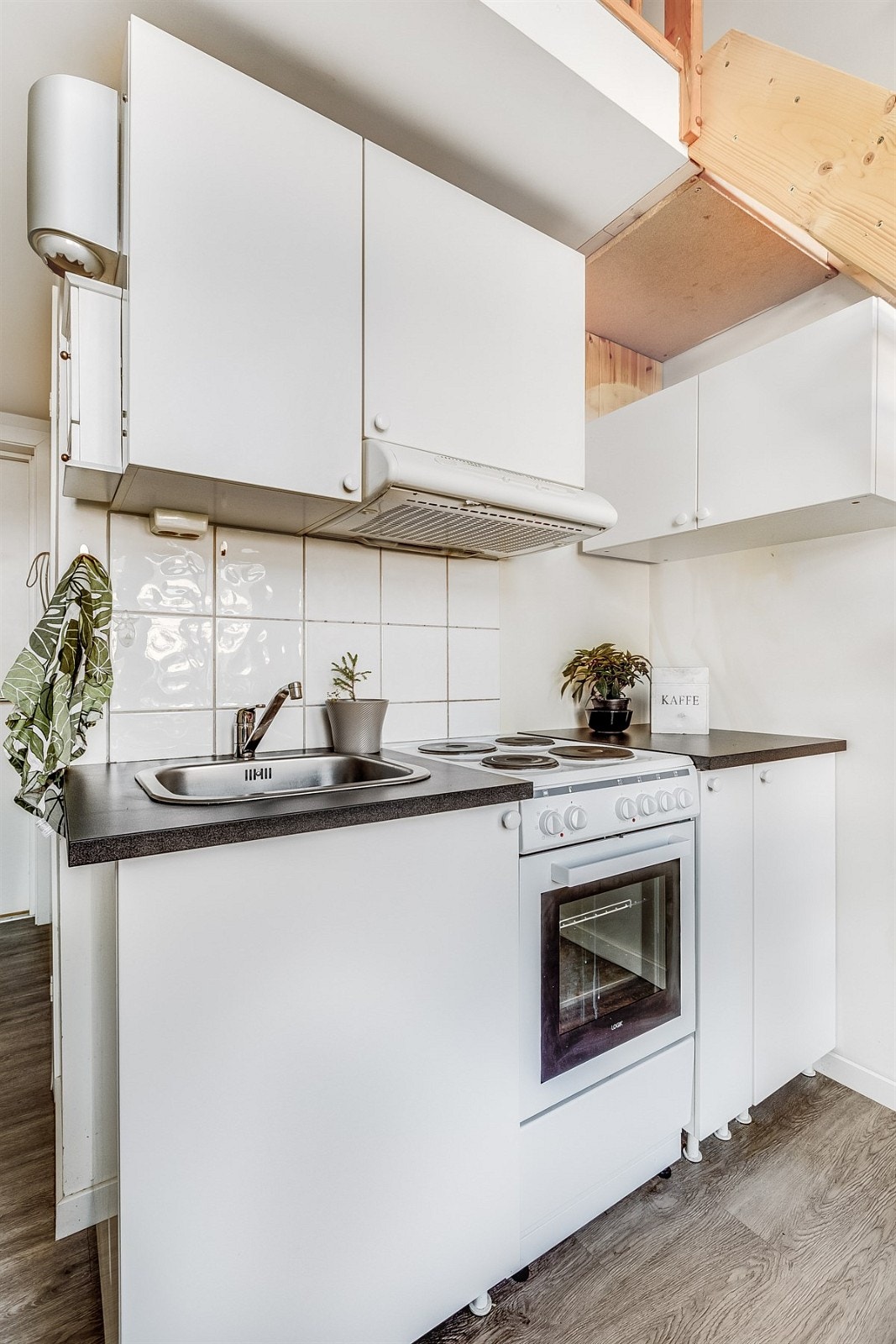 Pent kjøkken fra 2016 med komfyr, oppvaskmaskin og stålkum. Galleribilde