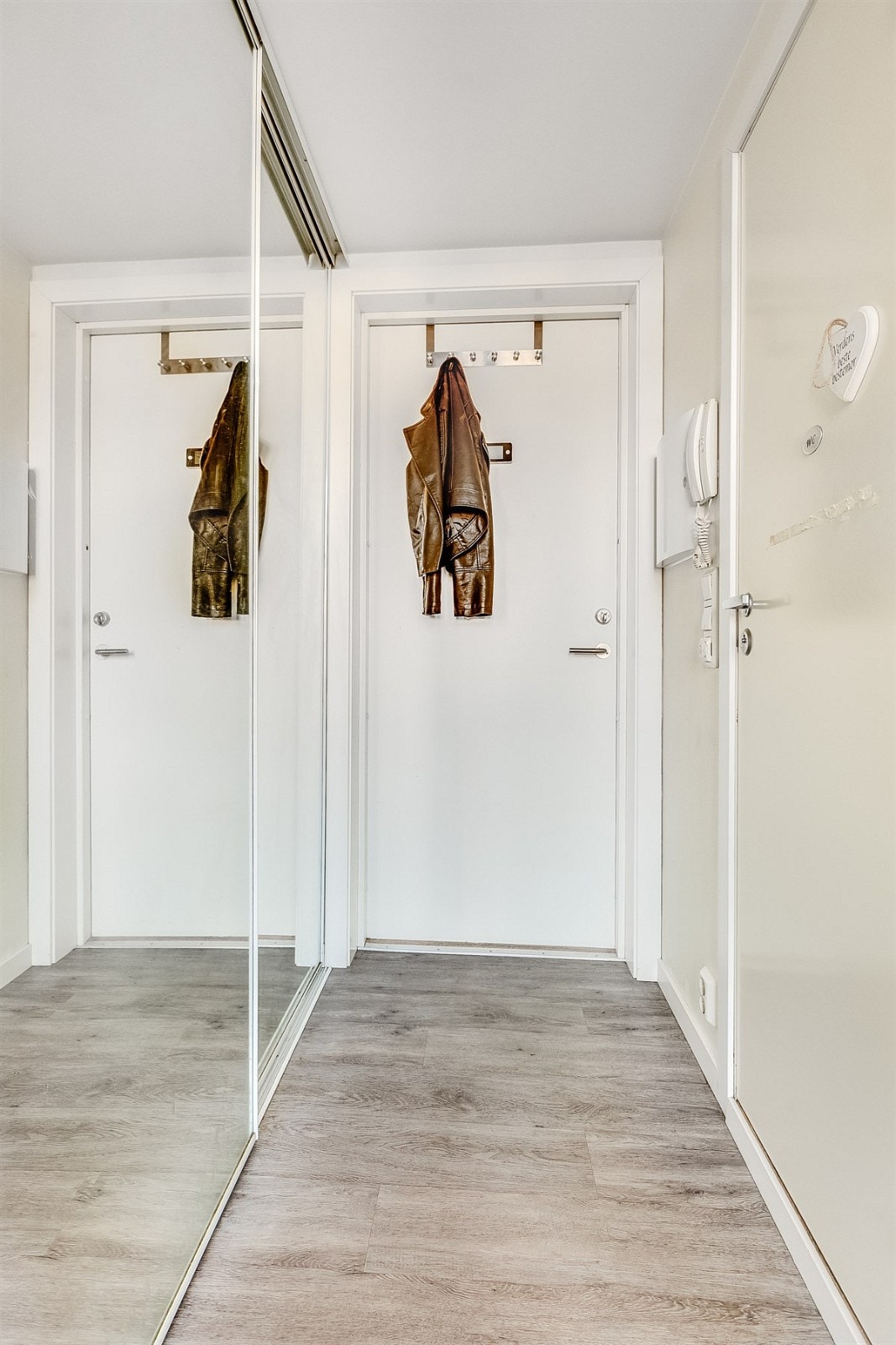 Lys og innbydende entrè med dørcalling og skyvedørsgarderobe. Galleribilde