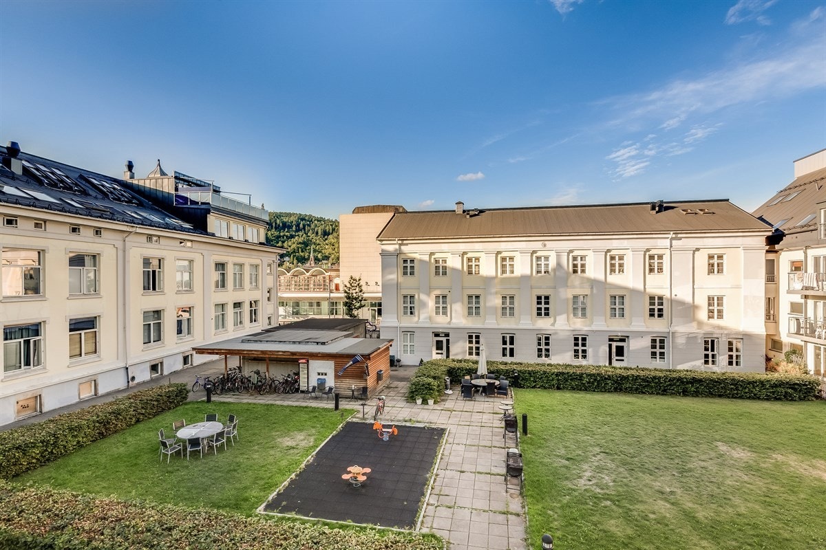 Leiligheten ligger i 2 etasje vendt mot rolig bakgård. Galleribilde