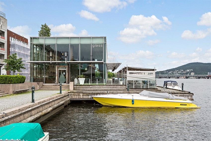 Gangavstand til flere hyggelige restauranter og kafeer ved elva. Galleribilde