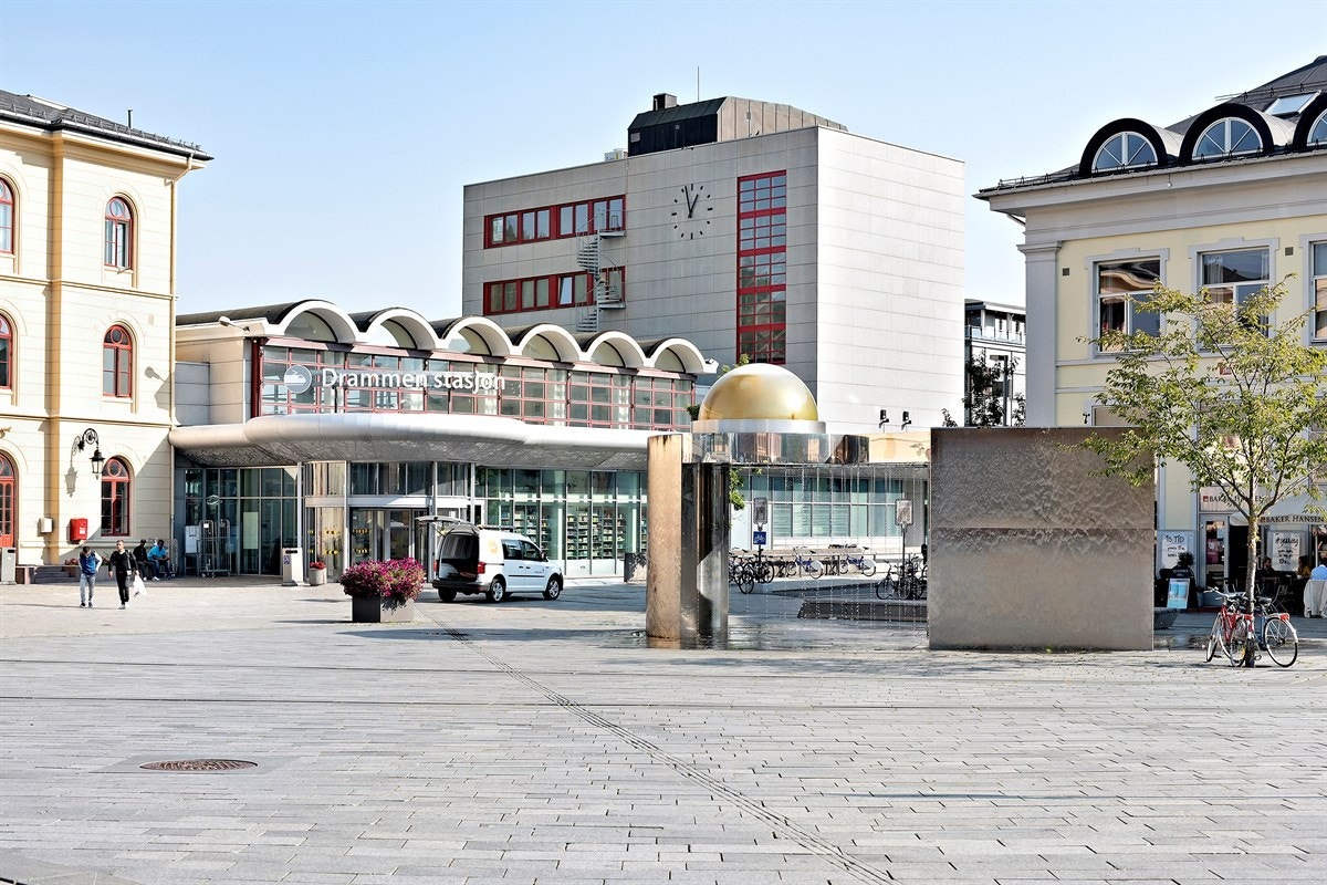 Drammen togstasjon i umiddelbar nærhet med hyppige avganger til Oslo, Vestfold, Kongsberg og Telemark. Kun 35 minutter til Oslo S! Galleribilde