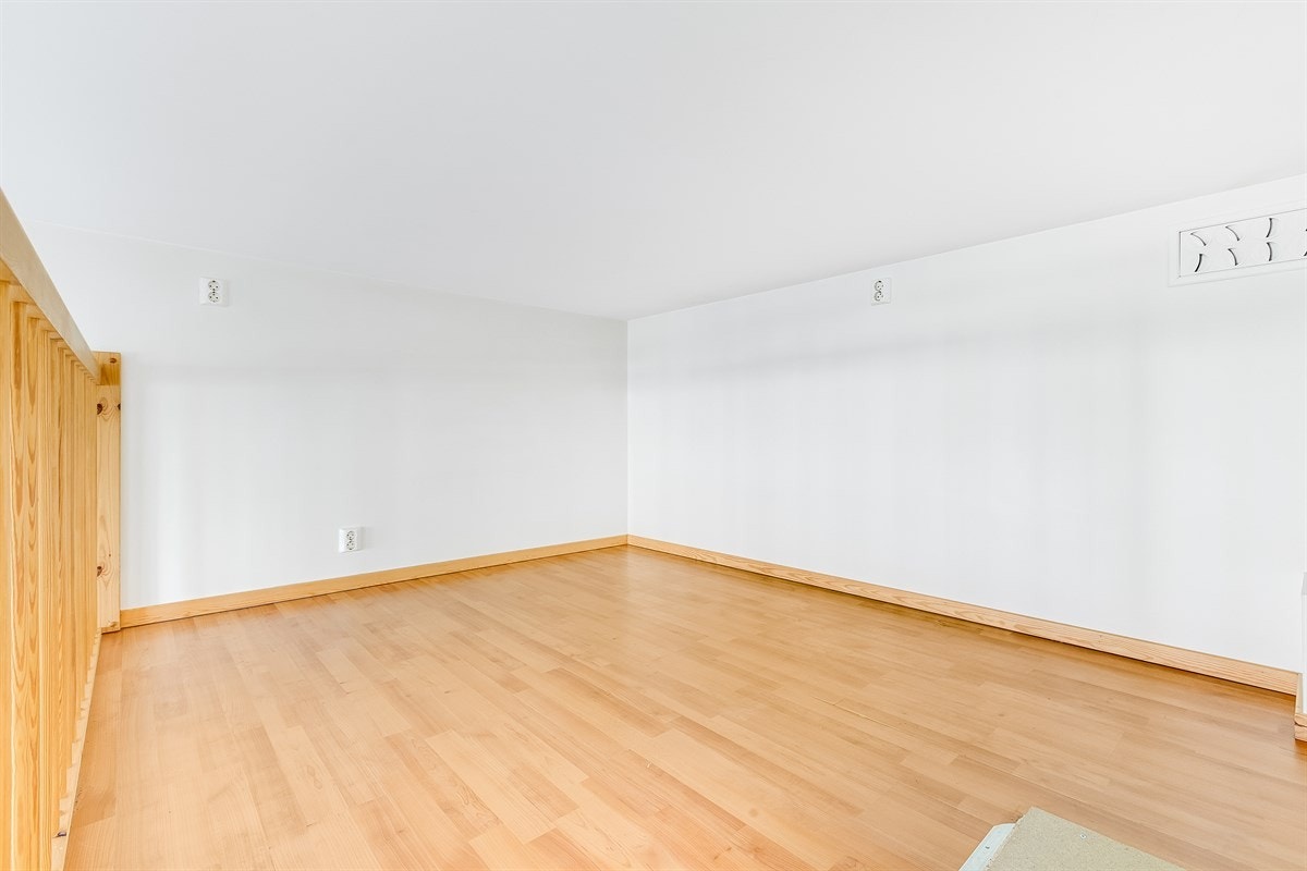 På hemsen er det god plass til seng, nattbord og kommode. Galleribilde