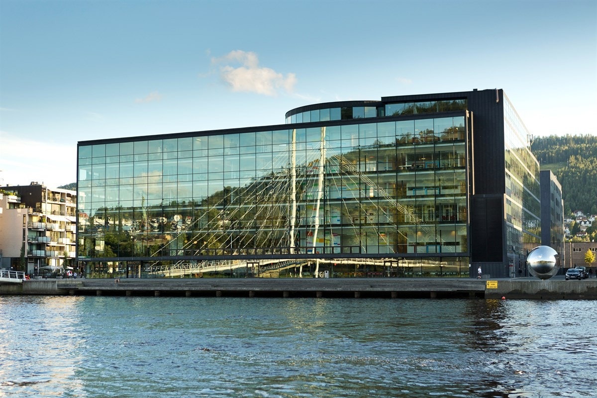 Gangavstand til Papirbredden, her finner man Høyskolen i Sørøst-Norge, moderne bibliotek, restauranter og kafeer, rockescene og kulturliv. Galleribilde