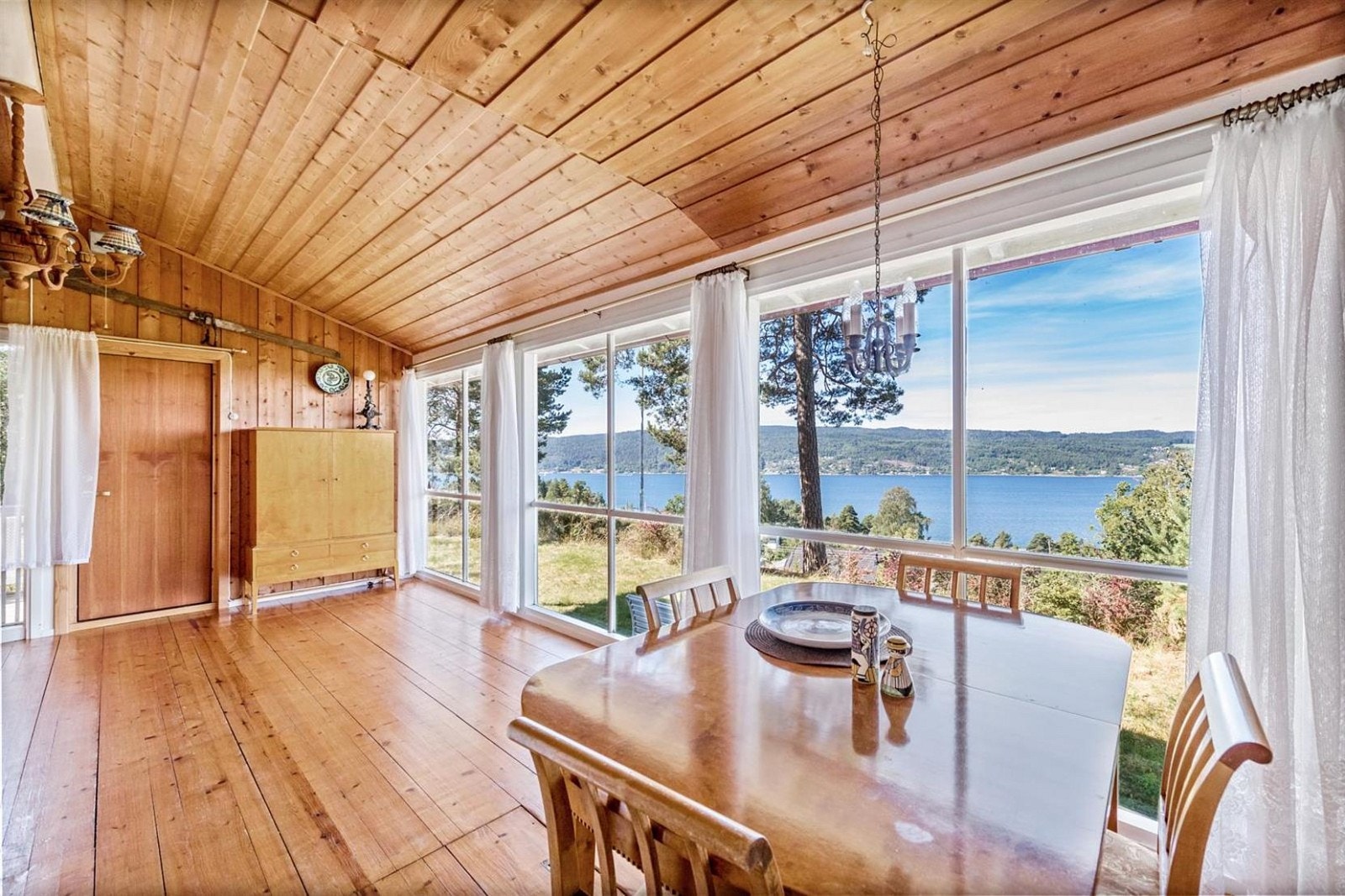 Stuen med plass til spisebord og sittegruppe Galleribilde