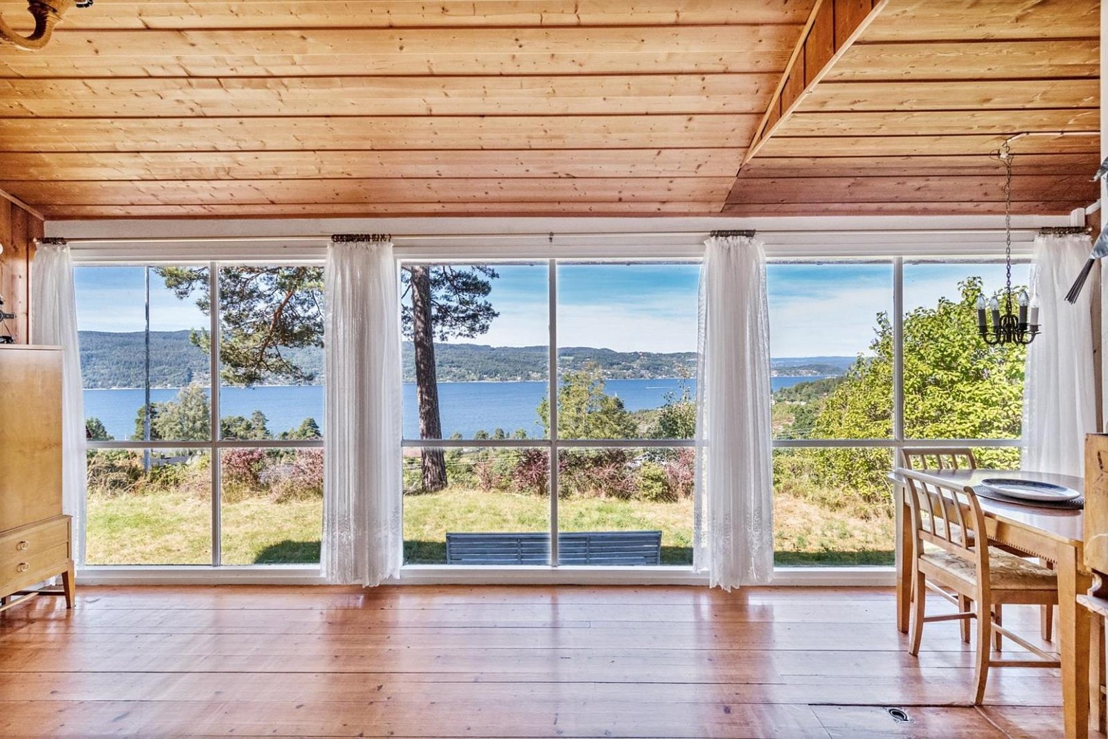 Kos deg i stuen med en god bok foran peisen med fantastisk utsikt utover Oslofjorden. Galleribilde