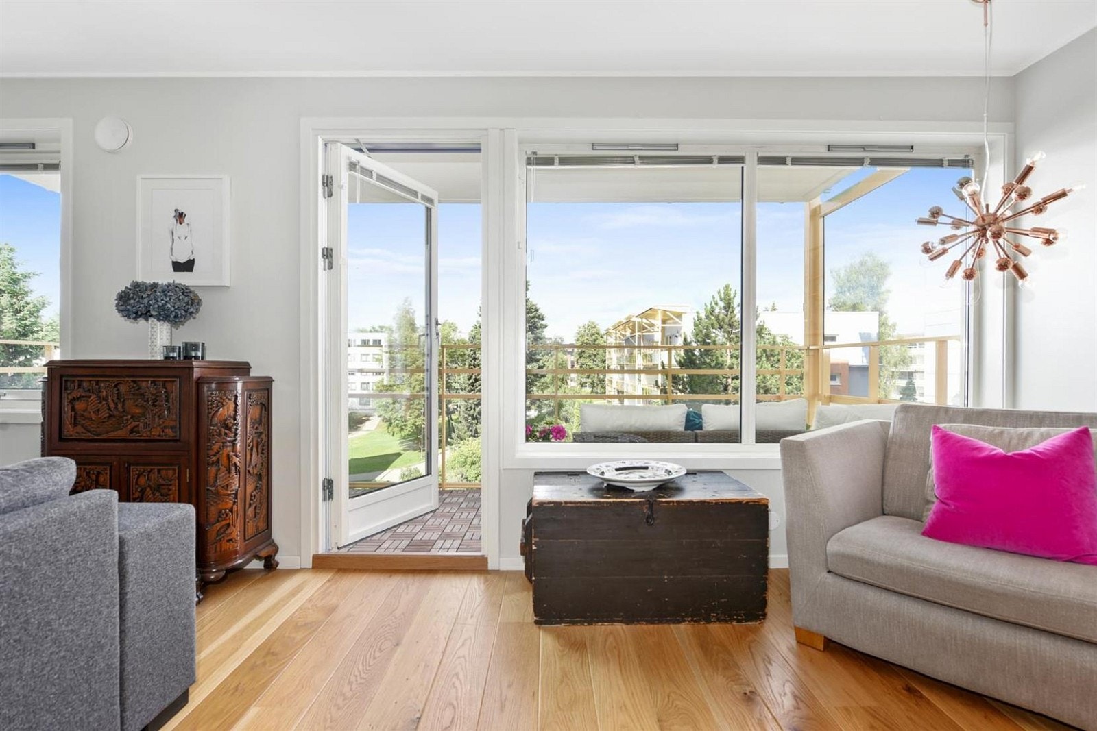 Det er store vinduer som slipper inn mye, fint lys i leiligheten. Det er også utgang fra stuen til solrik vestvendt balkong. Galleribilde