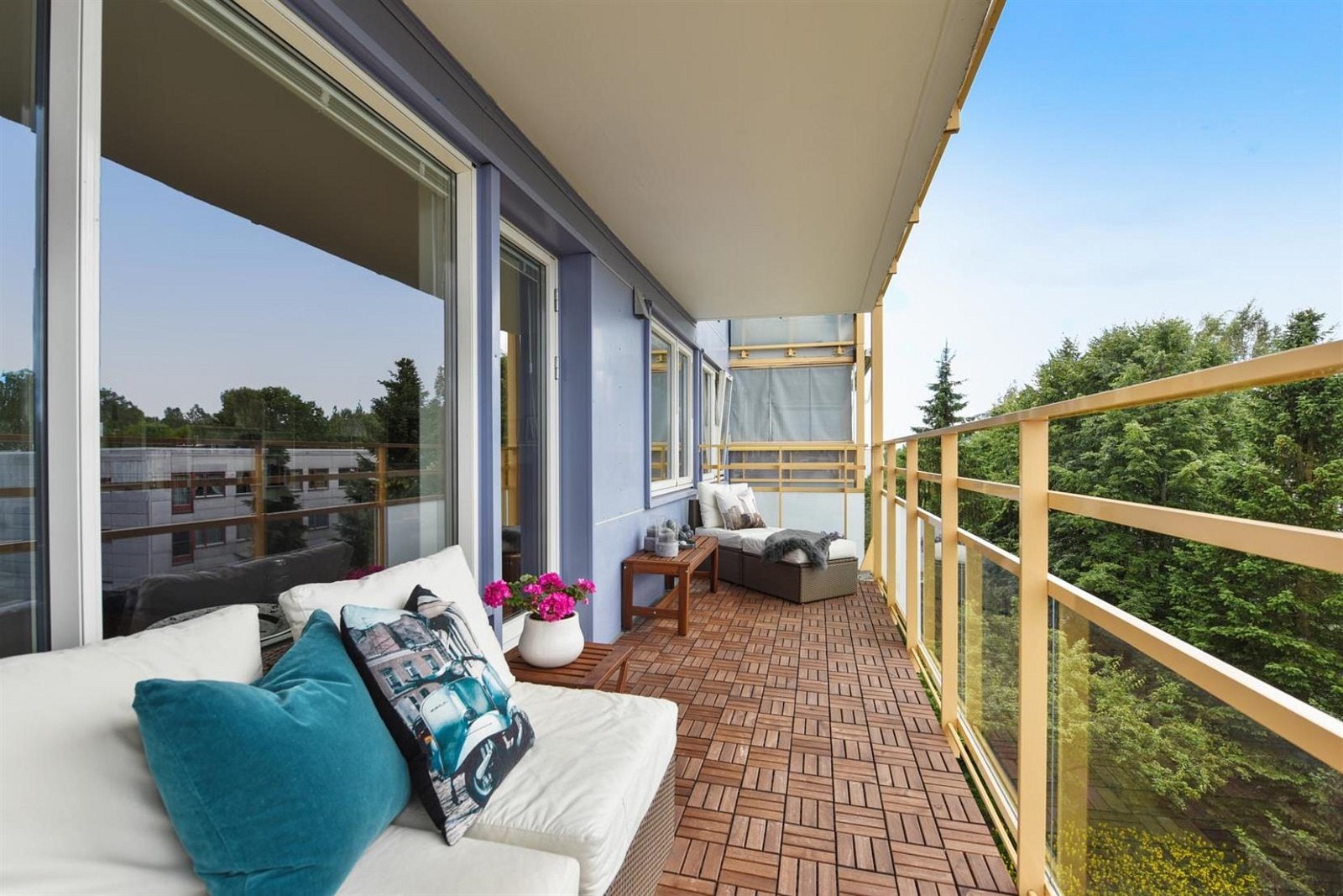 Solrik vestvendt balkong på ca. 11 kvm med gode solforhold. Galleribilde