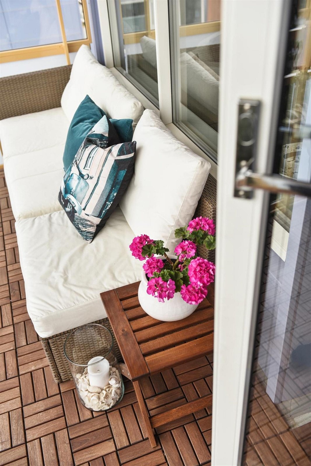 Velkommen ut til den solrike vestvendte balkongen på ca. 11 kvm. Galleribilde